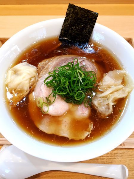 「わんたん入りしょうゆらぁ麺1350円」@飯田商店 湯河原本店の写真