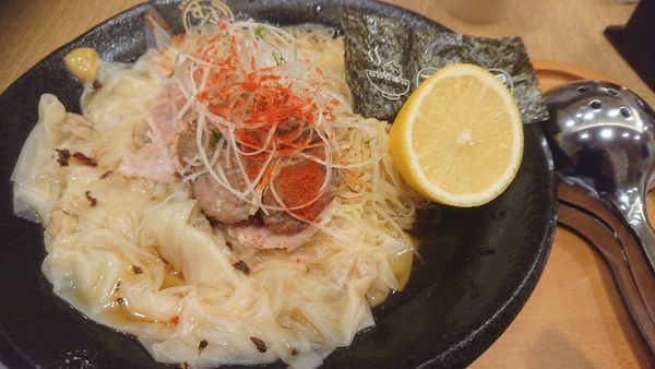 「冷やしワンタン麺（五福星、９００円）」@むぎくらべの写真