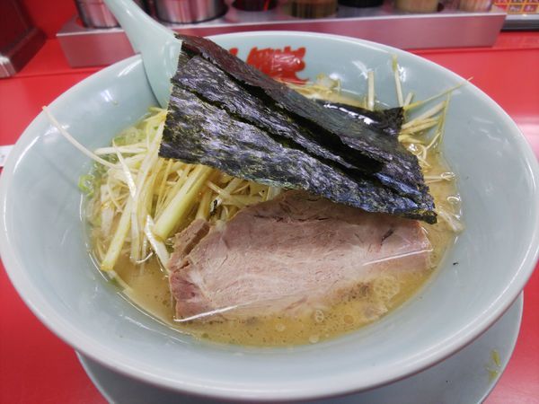 「醤油ラーメン(クーポン白髪ネギ）」@ラーメン山岡家 富士宮店の写真