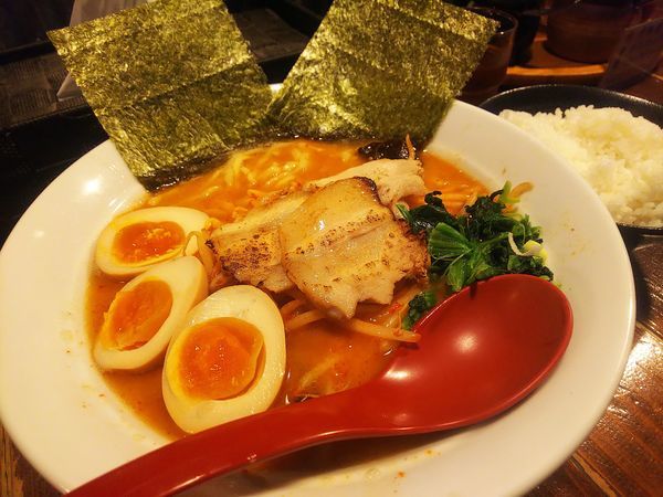 「からい奴 カタめ チャーシューあぶり 味玉 ライス」@一豚の写真