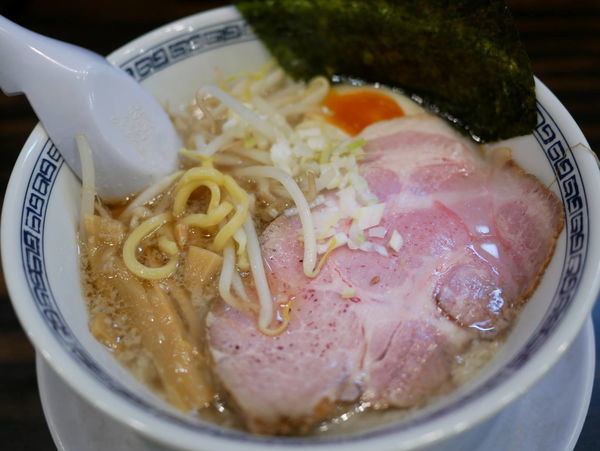 「醤油背脂ラーメン 太麺」@稲荷屋の写真
