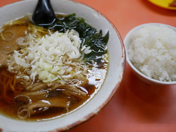 「らーめん 麺硬め＋サービスライス＋茹で玉子1個」@珍來 北千住店の写真