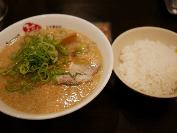 「ラーメン 並 麺30秒硬め＋背脂多め＋セルフ唐辛子＋ライス普」@京都銀閣寺 ますたにラーメン 日本橋本店の写真