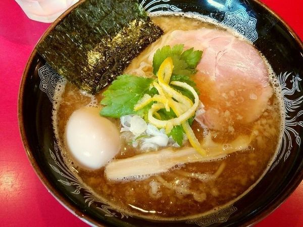 「濃厚醤油＋味玉」@らーめん・つけめん こてんぱんの写真