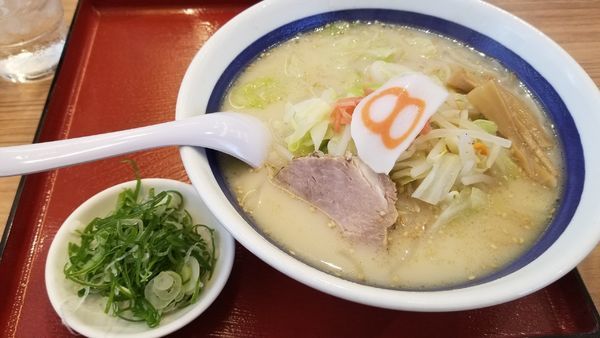 「野菜らーめん　とんこつ　ネギトッピング」@8番ラーメン 勝山店の写真