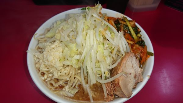「大ぶた2枚(840円)+ピリ辛にらだれ(50円)」@ラーメン二郎 中山駅前店の写真