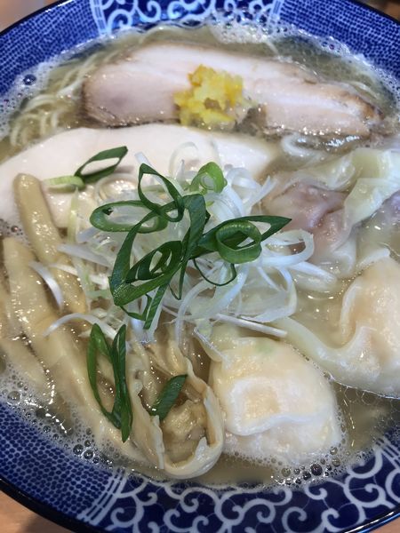 「ワンタン中華そば 白だし」@中華そば 虎桜の写真