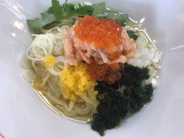 「サーモンとイクラと生のりと山葵和えそば950円」@拉麺 イチバノナカの写真