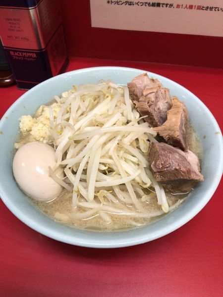 「ブタ入り・味玉子」@ラーメン二郎 新宿歌舞伎町店の写真