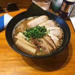 鰹だし豚骨醤油ラーメン チャーシュー付き