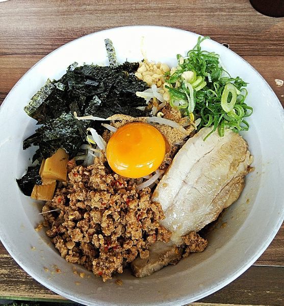 「醤油まぜそば 830円」@なな屋 桑名店の写真