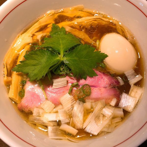 「地鶏中華そば(醤油) ¥800＋味玉 ¥100 手もみ麺変更」@麺や 虎徹の写真