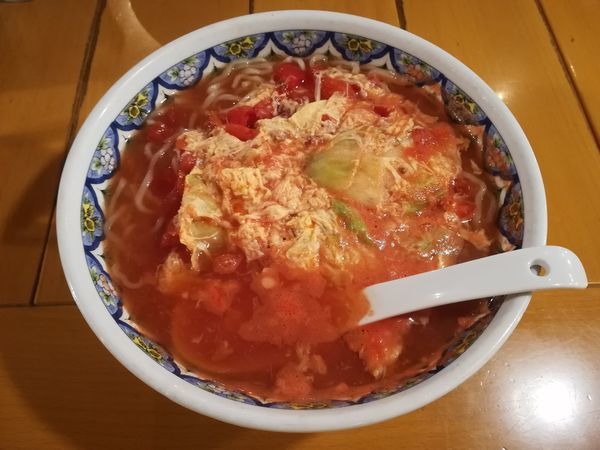 「トマ玉ラーメン(840円)」@中国ラーメン 揚州商人 第二産業南中野店の写真