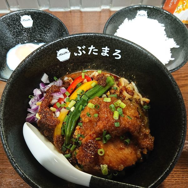 「冷やしスパイシーカリー麺大辛800円、追い飯100円、ビール50」@らーめんぶたまろの写真