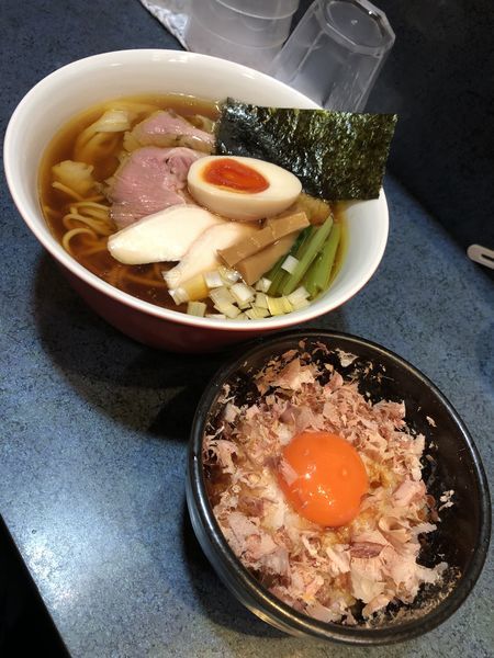 「特製醤油らーめん＋紅孔雀卵かけご飯」@とものもとの写真