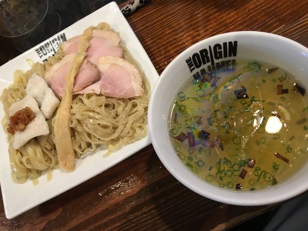 「冷やし鱧つけ麺 梅肉ソース添え1000円」@らあめん元の写真