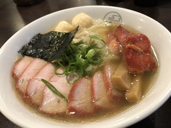 「チャーシュー特製ワンタン麺 白」@八雲の写真
