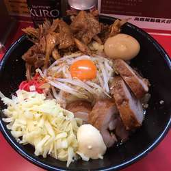 辛まぜそば＋チーズ＋豚2枚＋マヨ＋とろ〜り＋鶏ほぐしW