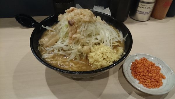 「大ラーメン・ショウガ(アブラ辛揚げ別皿)￥９００」@鷹の目 蒲田店の写真