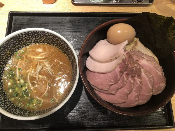 「特製濃厚魚介つけ麺 ＋中盛＋チャーシュー豚5枚」@麺屋 一燈の写真
