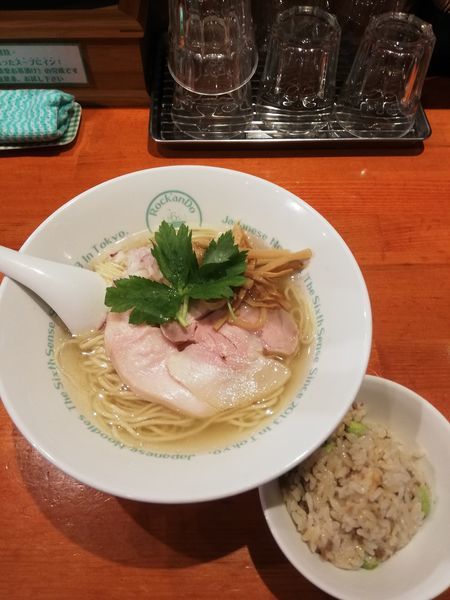 「しおラーメン　800円　サービス炊き込みご飯」@麺屋 六感堂 Rock'anDoの写真