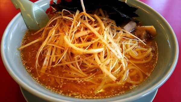 「特製味噌ネギ(大盛り) ネギ&海苔マシ」@山岡家 川島店の写真