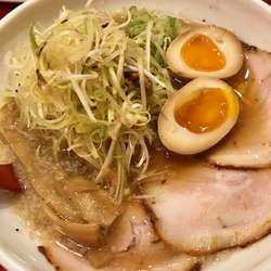 醤油ラーメン(ネギ、味玉）with チャーシュー飯