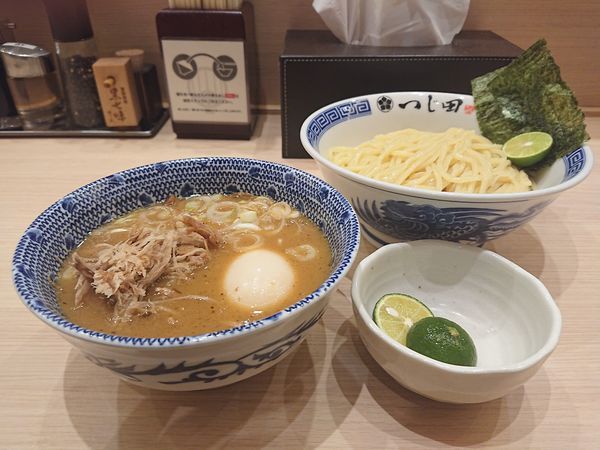 「濃厚豚崩しつけ麺＋すだち」@つじ田 池袋西口店の写真