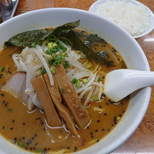 「味噌カレーラーメン750円、小ライス150円、生ビール中550円」@石狩亭の写真