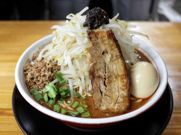 「ガツ盛りしびれベトコン味噌でカレー…970円」@ラーメン・つけ麺 爆王の写真