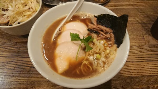 「烏賊干し鶏白湯醤油そば 900円 + チャーシュー飯300円」@新橋 纏の写真