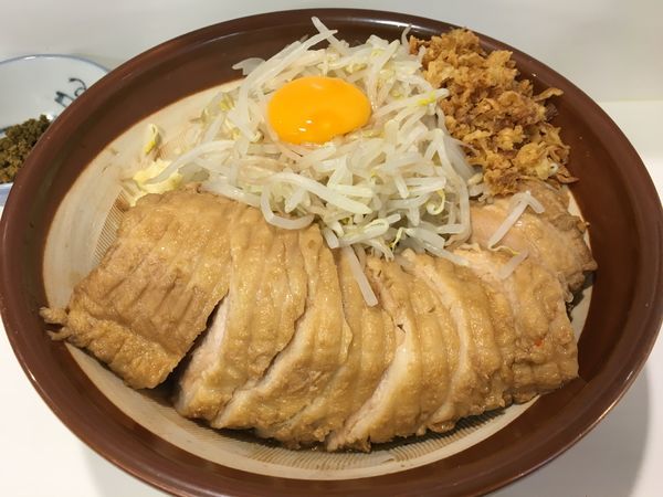 「豚一本汁なしラーメン(ﾆﾝﾆｸｽｸﾅﾒ ｶﾚｰ別皿)」@ハイパーファットンの写真