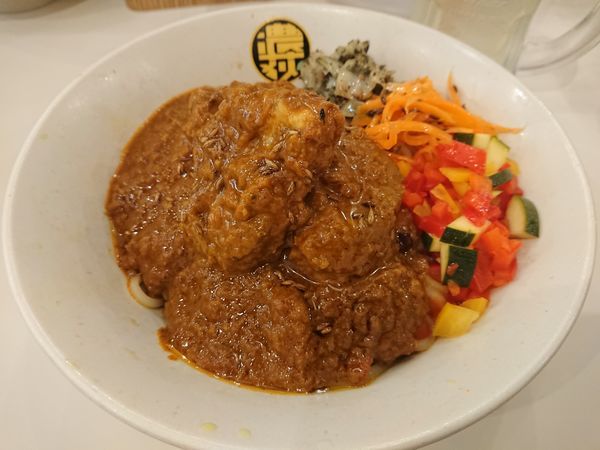 「【限定】冷やしポークビンダルーまぜそば900円＋長芋とオクラ」@濃菜麺 井の庄 荻窪店の写真