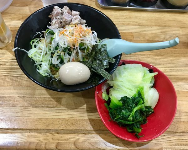 「まぜそば【夏季限定】750円 + 味玉100円 + 野菜盛り」@らーめん家 せんだい 横浜駅西口店の写真