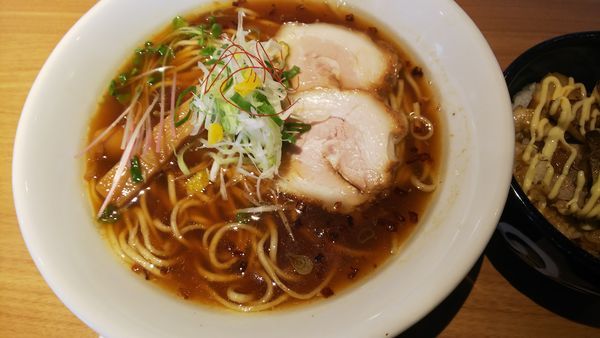 「醤油らぁめん琥珀+炙りチャーマヨ丼 950円」@麺屋 㐂八の写真