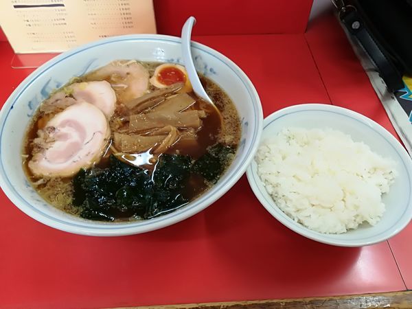 「8/5 醤油チャーシューメン中盛り固め、ライスサービス850円」@ラーメン・ギョウザ やまもとの写真