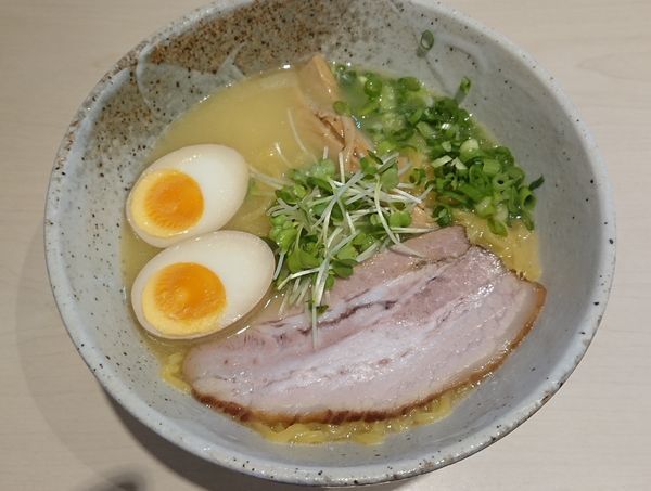 「塩らぁめん＋味付玉子増し（半分）」@麺や けせらせらの写真