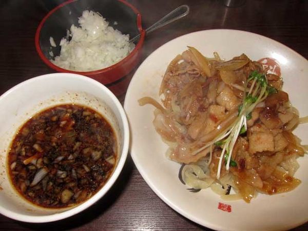 「肉盛りつけ麺並　800円＋無料の肉ちょい増し」@魁 肉盛りつけ麺 六代目けいすけの写真