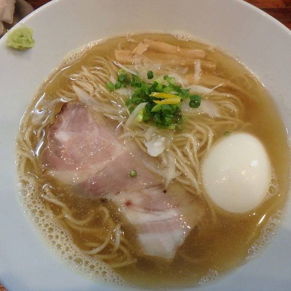 「鯵煮干しの塩そば(800円)味玉(100円)小ごはん(100」@町田汁場 しおらーめん進化 町田駅前店の写真