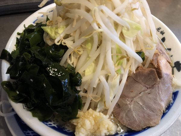 「塩らーめん 700円(野菜多め、ニンニク、サービスワカメ)」@らーめん大 平井店の写真