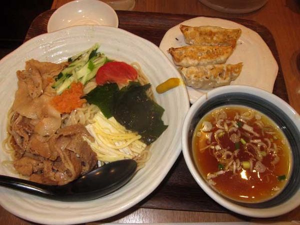 「肉冷し　880円＋餃子　150円」@麺処直久 新橋店の写真