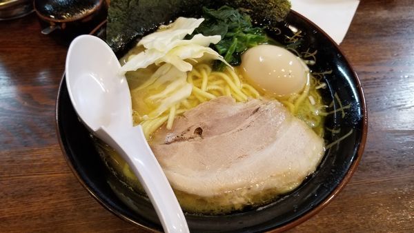 「豚骨塩らあめん 味玉トッピング」@らあめん 塩八の写真