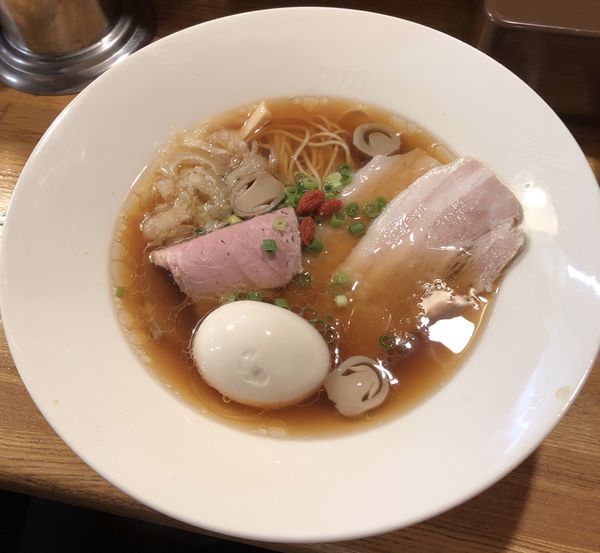 「【5周年限定】烏骨鶏と鱶鰭の中華そば2000円」@麺庵 小島流の写真