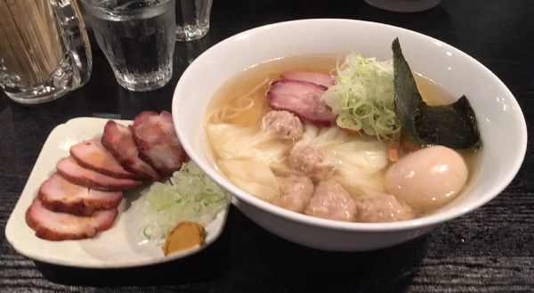 「ワンタンメン(塩)＋味付け玉子＋チャーシュー皿」@支那ソバ 小むろの写真
