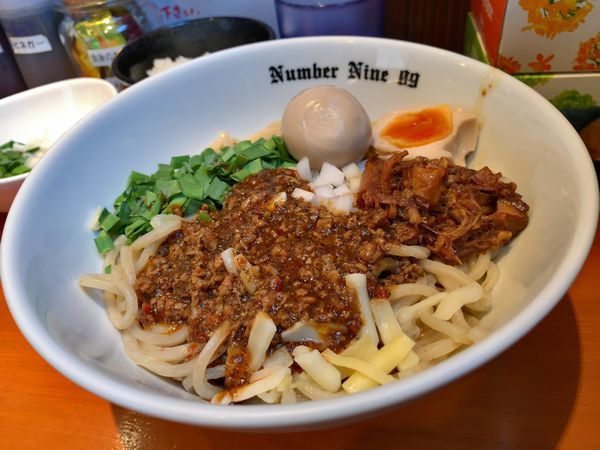 「油そばBLACK＋味玉＋ニラ玉ねぎハーフ＋ニンニク＋1/2ライス」@麺Dining Number Nine 09の写真