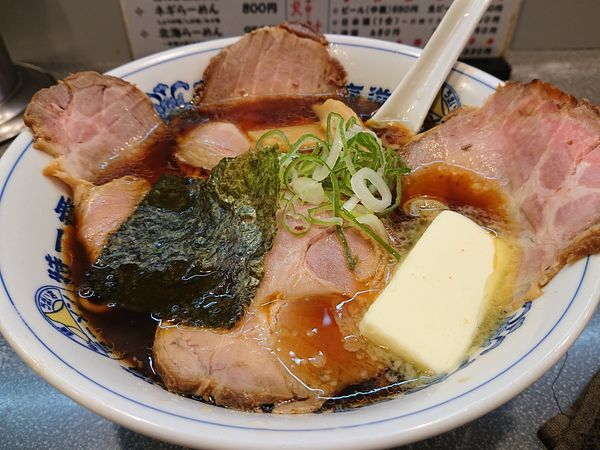 「チャーシューめん(しょうゆ、TOPバター)」@北海道ラーメン 特一番の写真