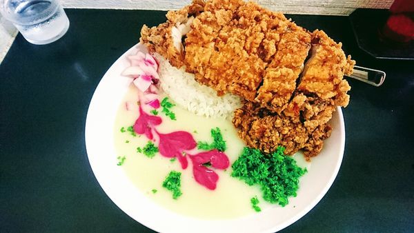 「ホワイトソースとポロポロキーマの合いがけカリー(サラダ付)」@ETHNIC STYLE CURRY SHINの写真