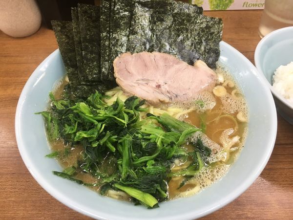 「海苔ラーメン ほうれん草」@横浜ラーメン 武蔵家 北千住店の写真