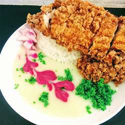 ホワイトソースとポロポロキーマの合いがけカリー(サラダ付)