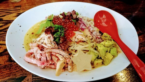 「【限定】炙りとろサーモンとアボガドの冷やし」@麺場voyageの写真